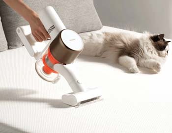 Метене и забърстване с едно движение Почиства едновременно петна от прах и вода