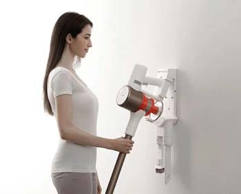 Поставя се до стена