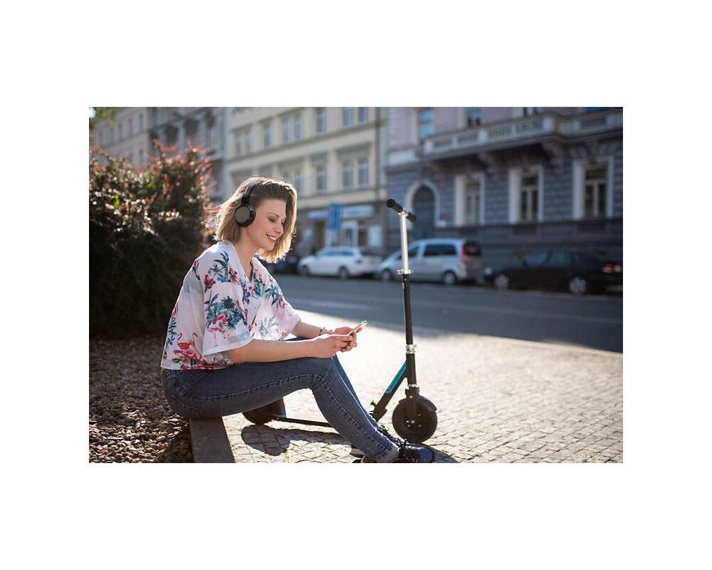 Слушалки Philips Bluetooth BASS+ Wireless noise-cancelling headphones 2