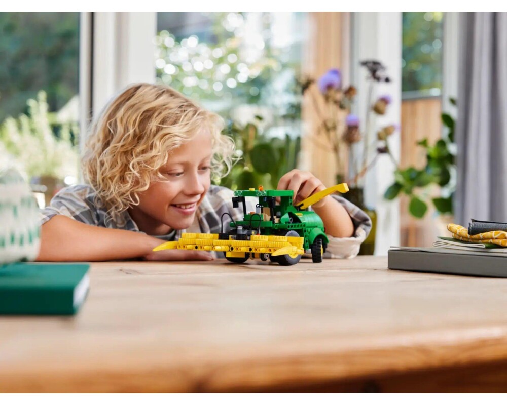 Конструктор LEGO Technic - John Deere 9700 Forage Harvester - 42168 6