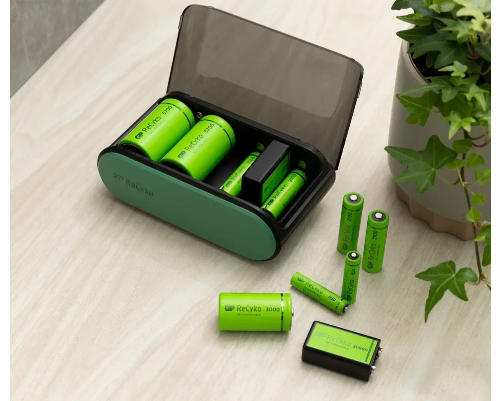Зарядно  с 6 гнезда / 4 канала Universal Charger R6,03,14,20,22  B361 GP 4